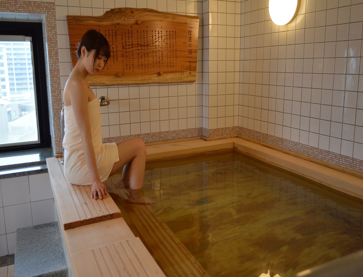 女湯 檜の香り漂うお風呂でリラックス
