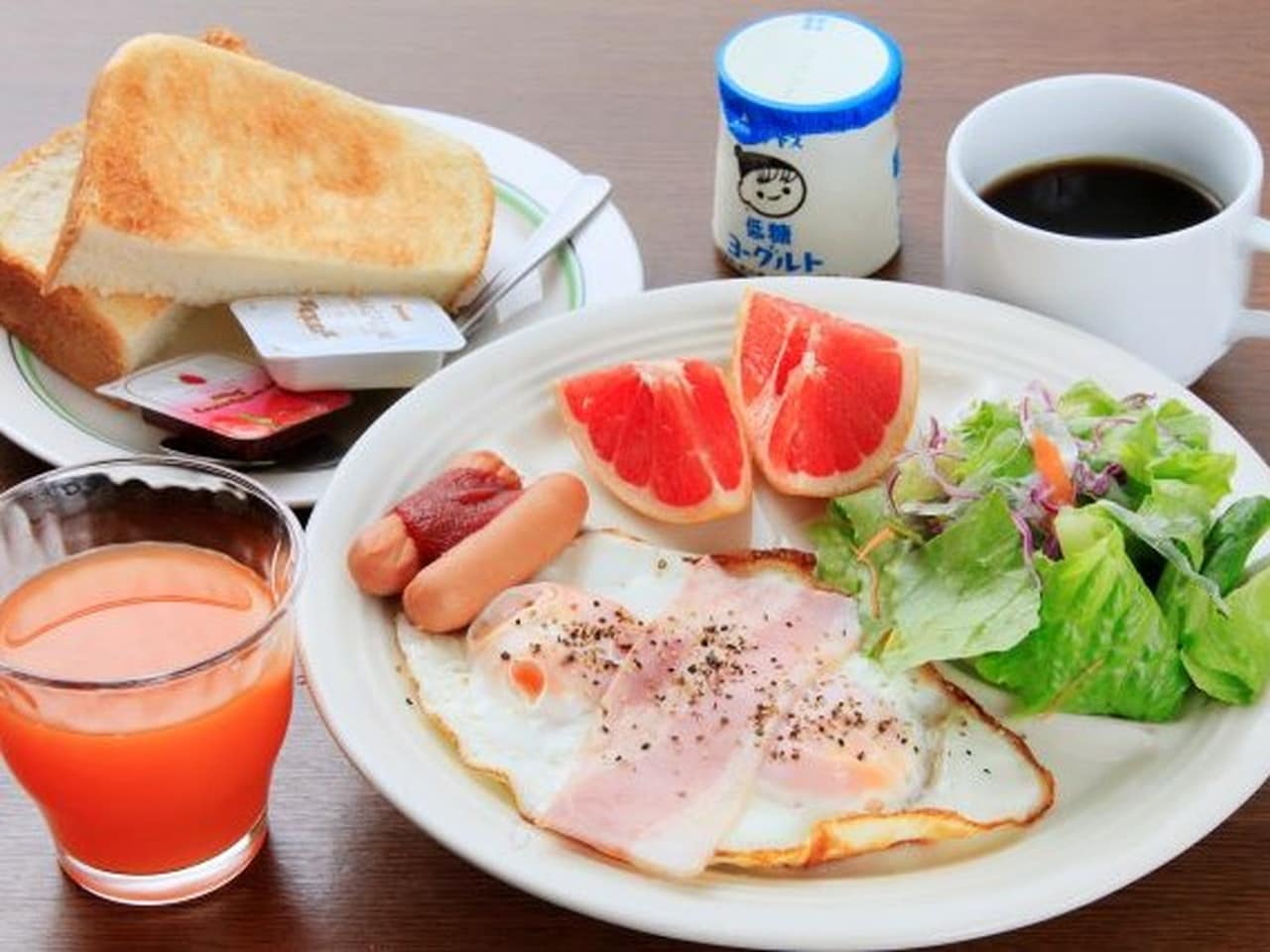 「洋定食」パンをごはんとお味噌汁へ変更も可能、ごはん大盛り無料！副菜、フルーツは日替わりです。