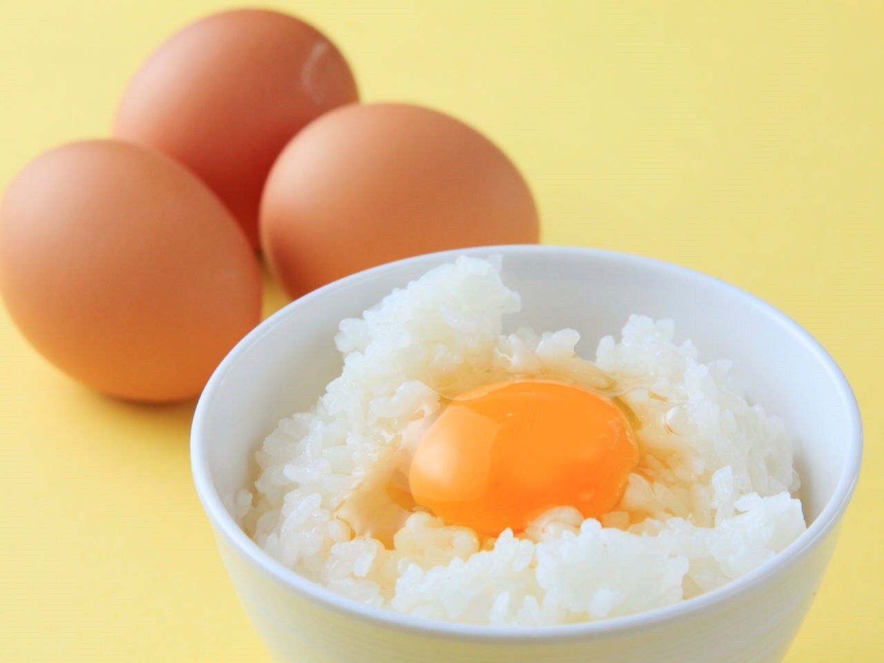 直送で仕入れる新鮮な地元ブランドたまごです。たまごかけごはんは最高です！