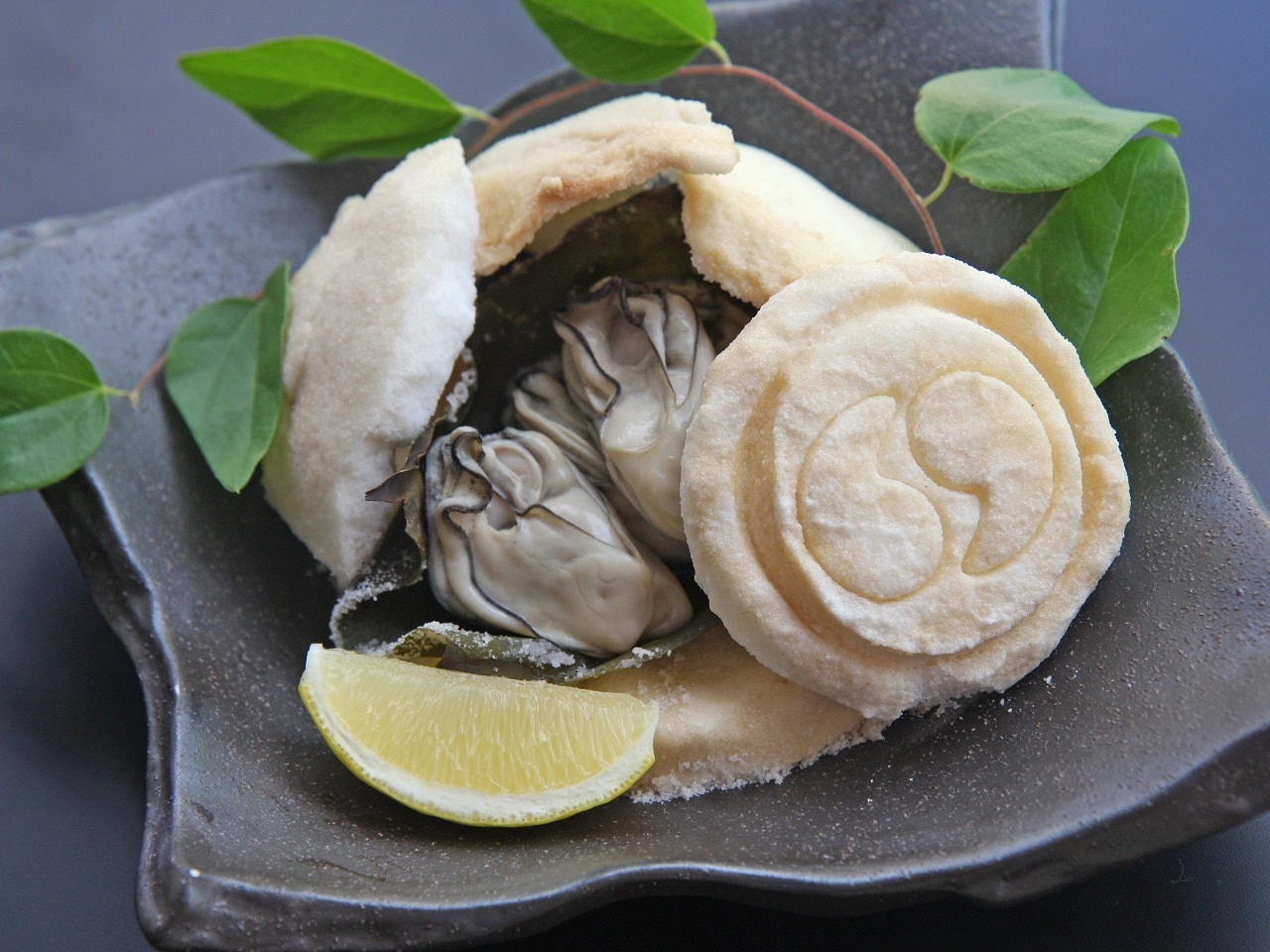 追加オプション料理『当館名物!牡蠣の昆布締め 赤穂塩釜焼き』1200円。 お電話にてご注文ください。