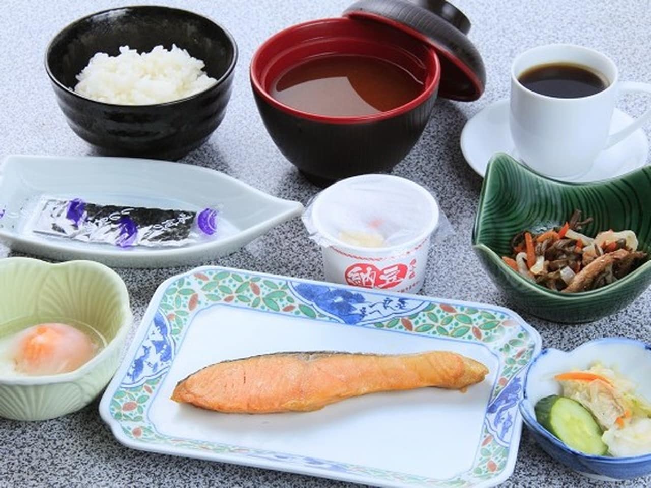 「和定食」焼き魚、小鉢等、内容は日替わり！ごはん大盛り無料！