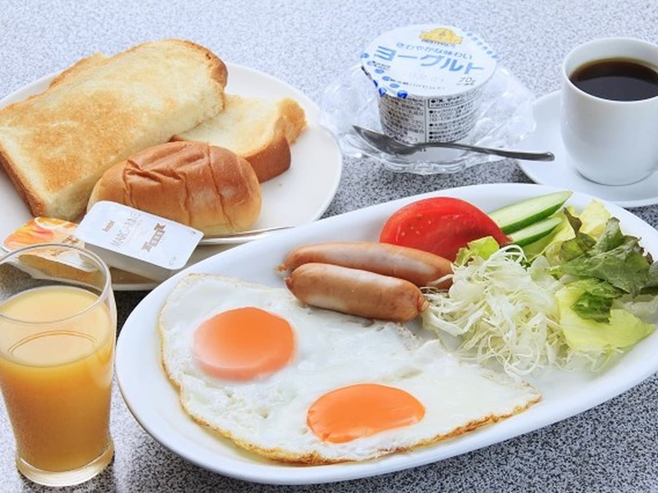 「洋定食」パンをごはんとお味噌汁へ変更も可能、ごはん大盛り無料！副菜、フルーツは日替わりです。