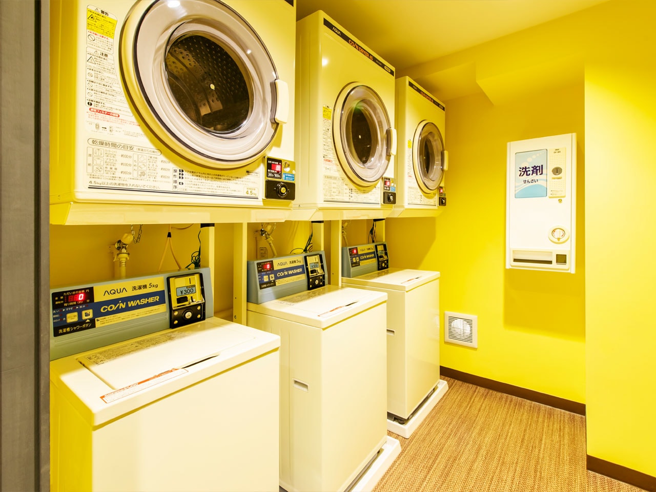 コインランドリー（2階）洗濯機、乾燥機が各3台ございます。洗剤販売機もこちらにございます。