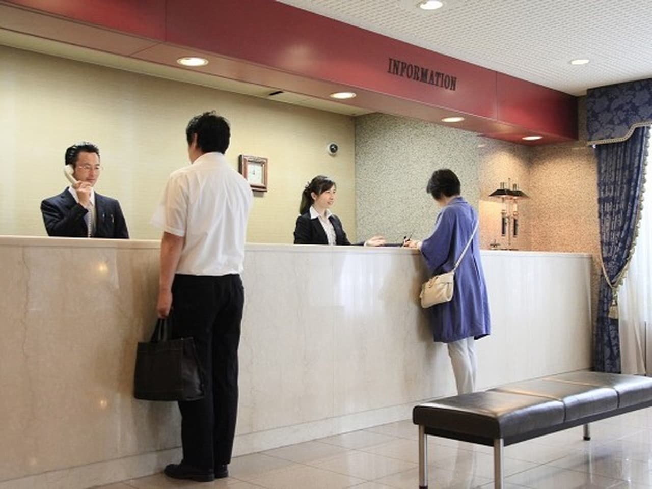 【フロント】安心安全の24時間体制。アットホームな雰囲気でお客様をお出迎えいたします。宅配便（ヤマト運輸）も承りますので、お気軽にお声掛けくださいませ。