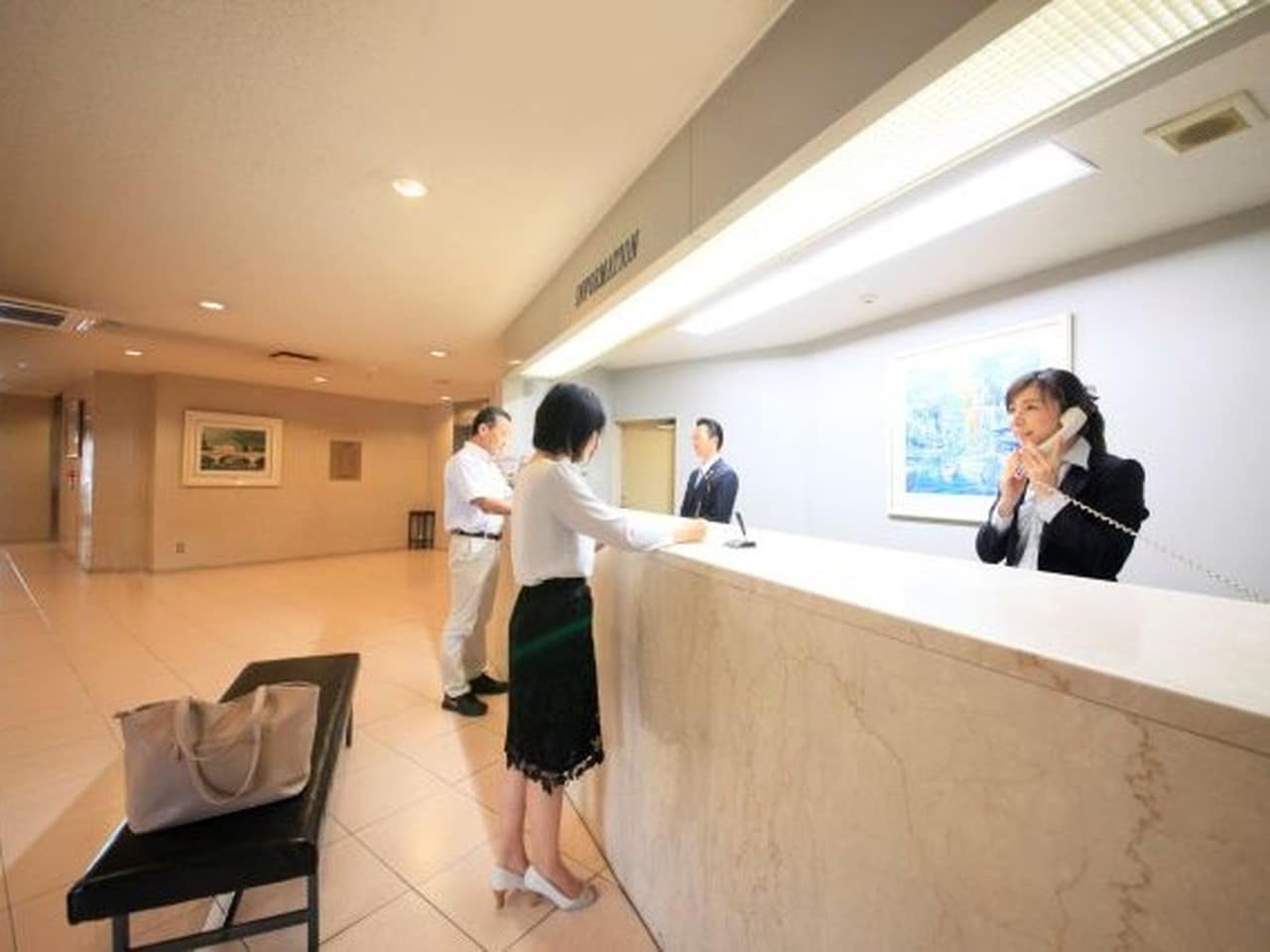 【フロント】安心安全の24時間体制。アットホームな雰囲気でお客様をお出迎えいたします。宅配便（ヤマト運輸）も承りますので、お気軽にお声掛けくださいませ。