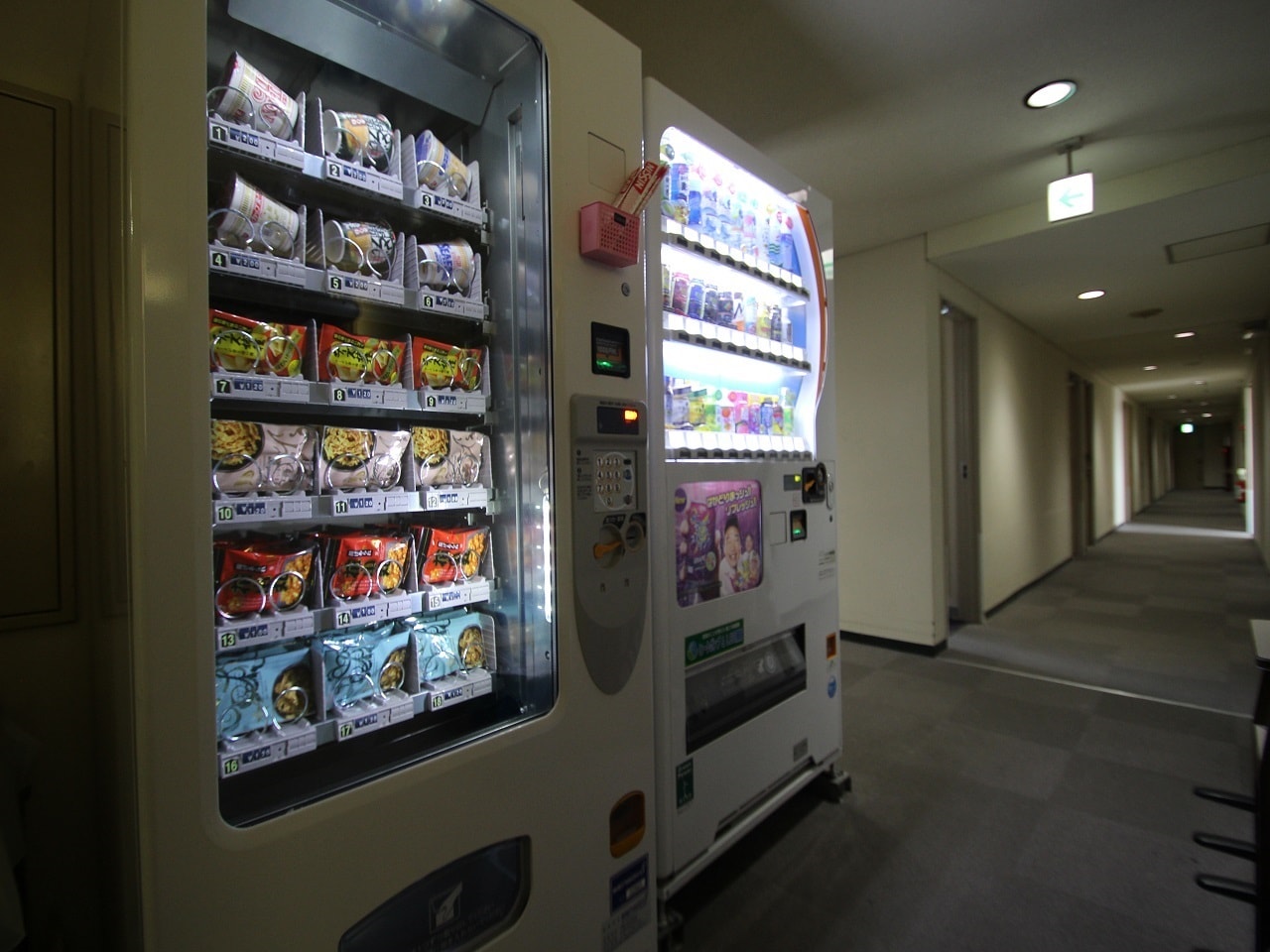 自動販売機 １F・3F・4Fにございます。アルコール類は３F＆4Fにございます。