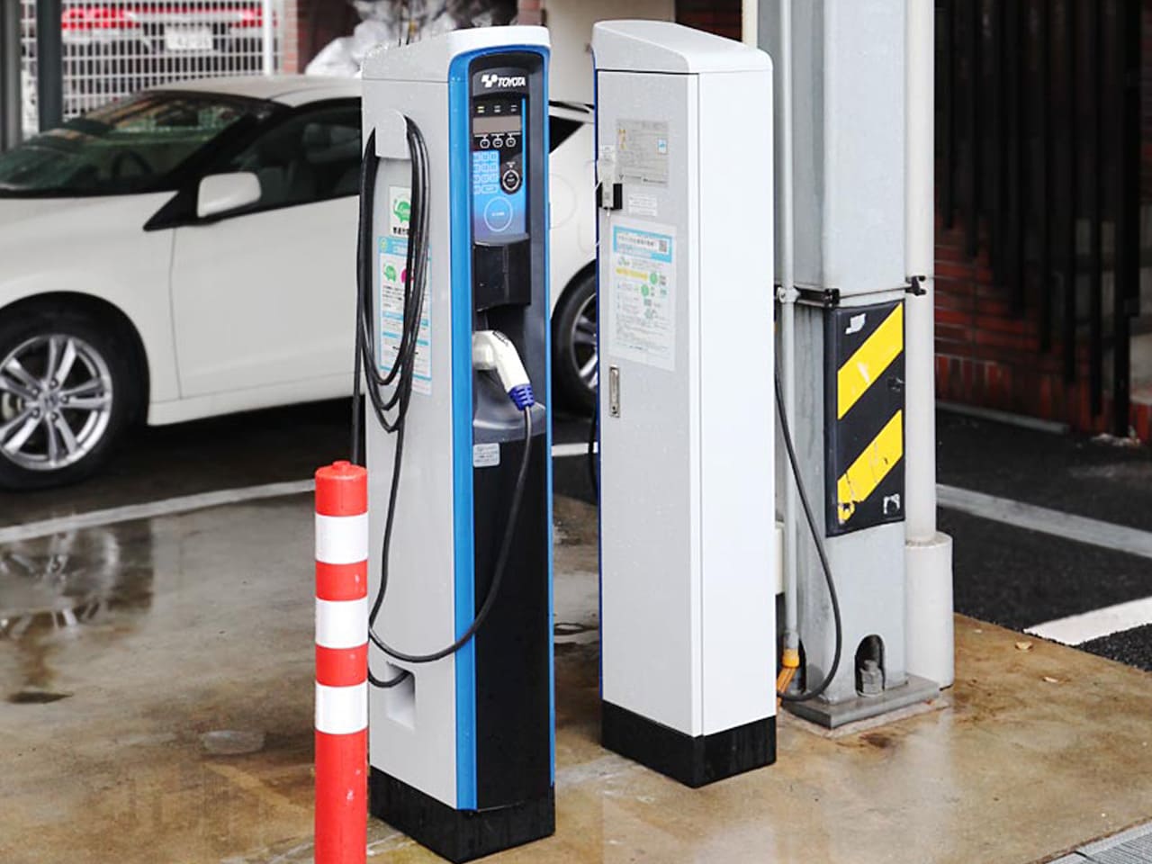 電気自動車充電器