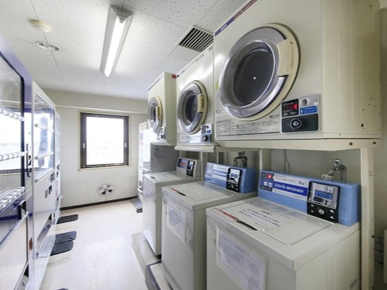 5階：【コインランドリー】乾燥機も併せて3台ずつございます。24時間いつでもご利用くださいませ。