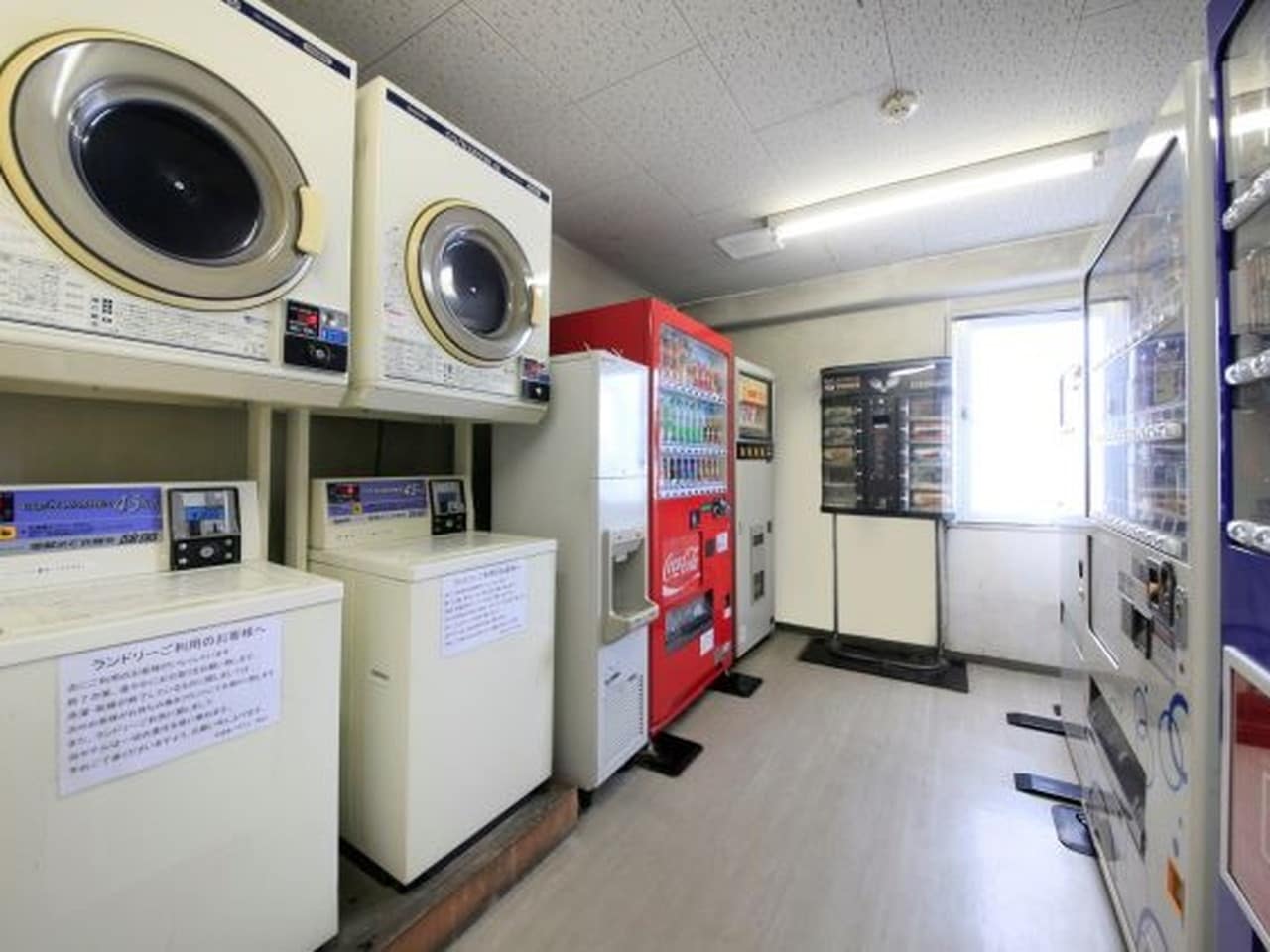 4階：【コインランドリー】乾燥機も併せて3台づつございます。24時間いつでもご利用くださいませ。