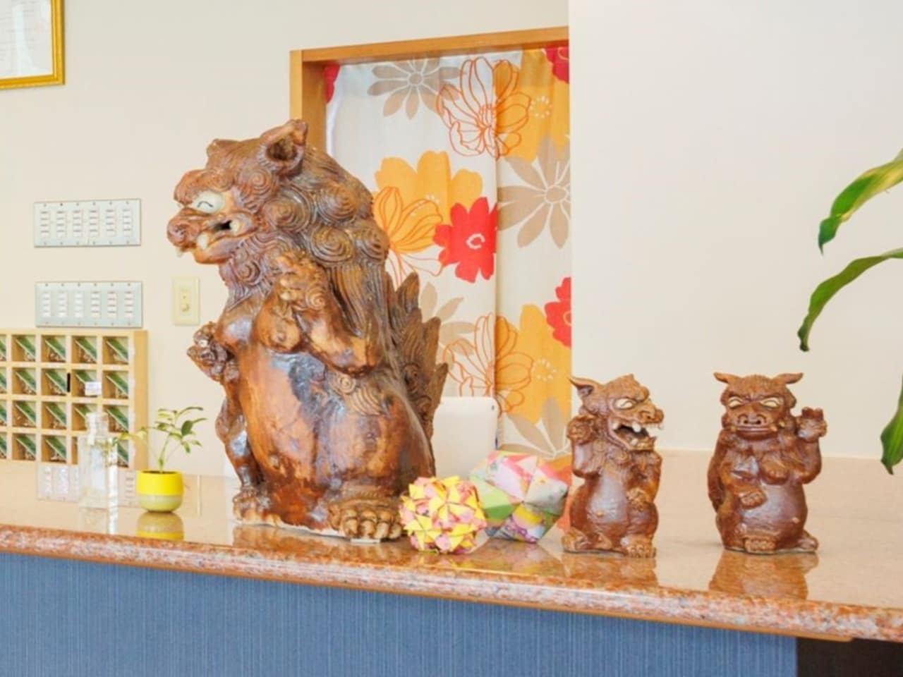 ピースしているシーサーが皆様をお出迎えいたします♪