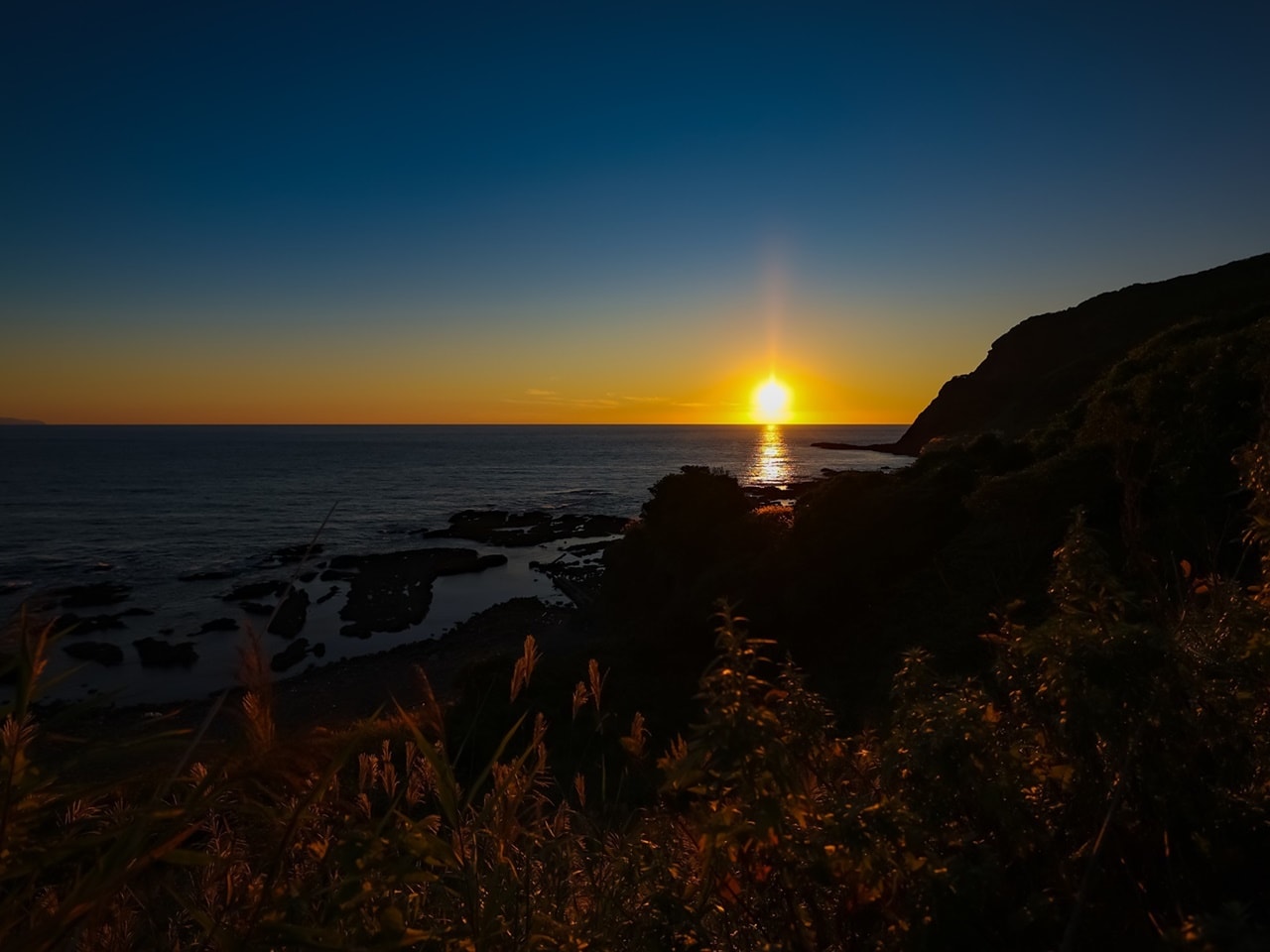 「泊村」は夕焼けの名所として有名で、その美しさは圧巻です