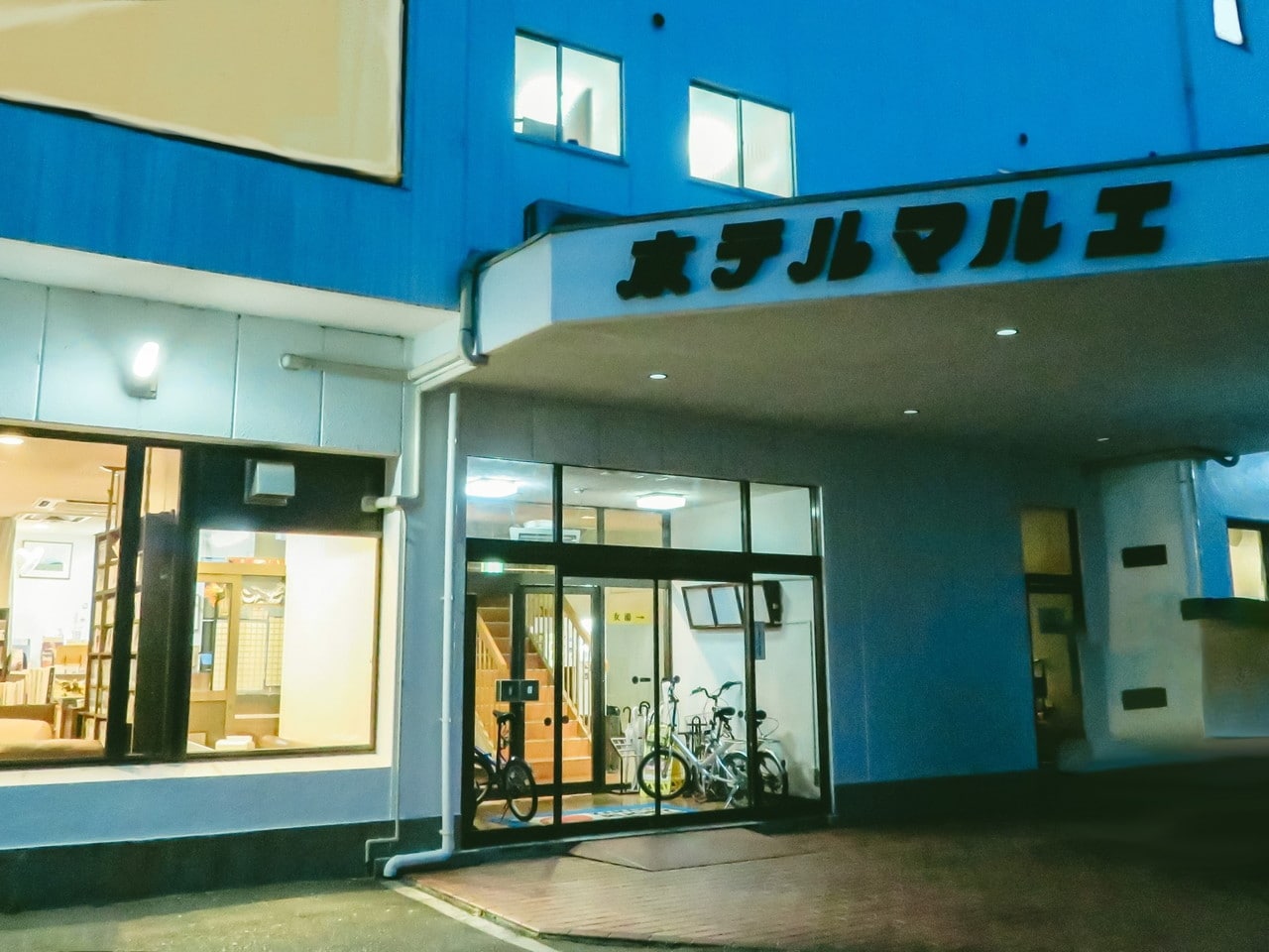 玄関前にございますので、雨天でもすぐチェックインができます。