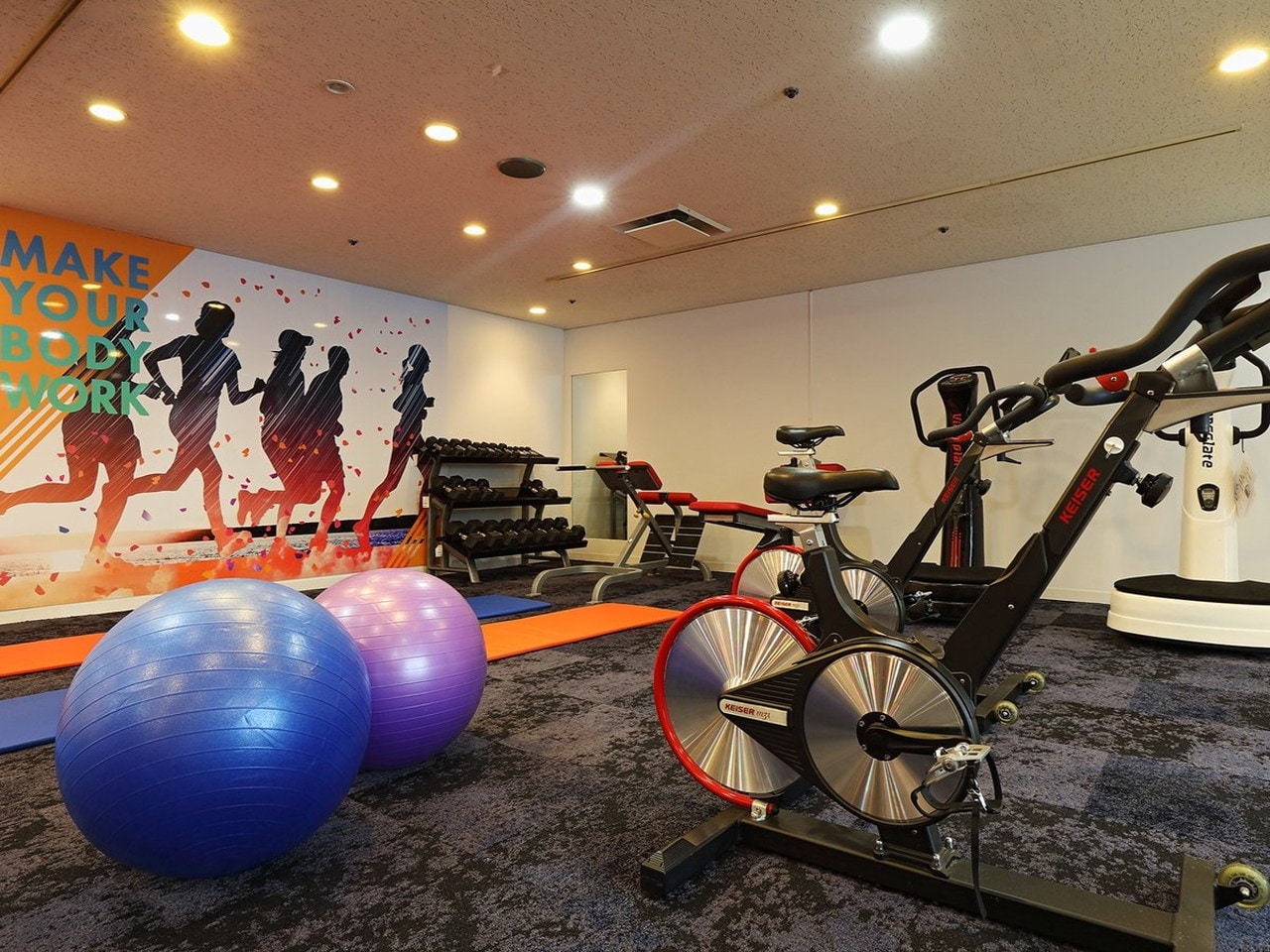 フィットネスルーム【団体様向け】館内みんなでワークアウト!トレッドミルにエアロバイク、バランスボール、ヨガマットと本格的なラインナップです。