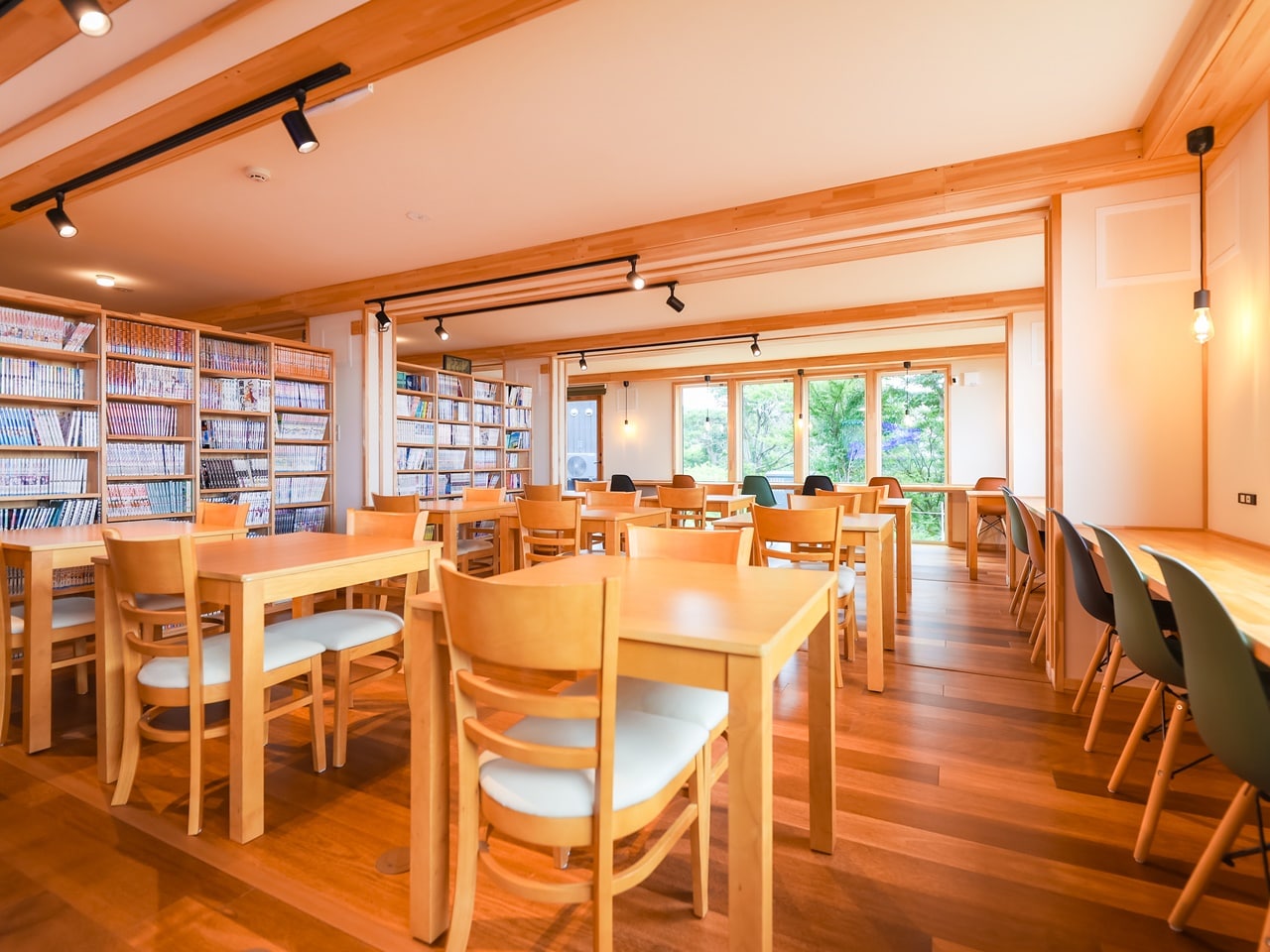 開放的なラウンジで、幅広いジャンルの本や漫画をお楽しみいただけます