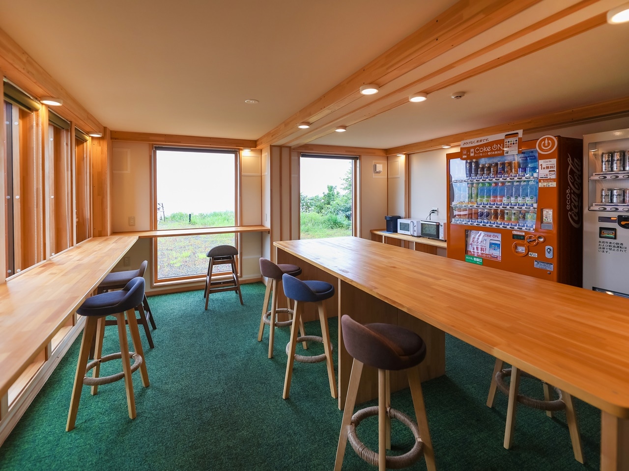 宿泊者限定のフリースペースには、自販機、フリードリンク、電子レンジ、トースター等がございます