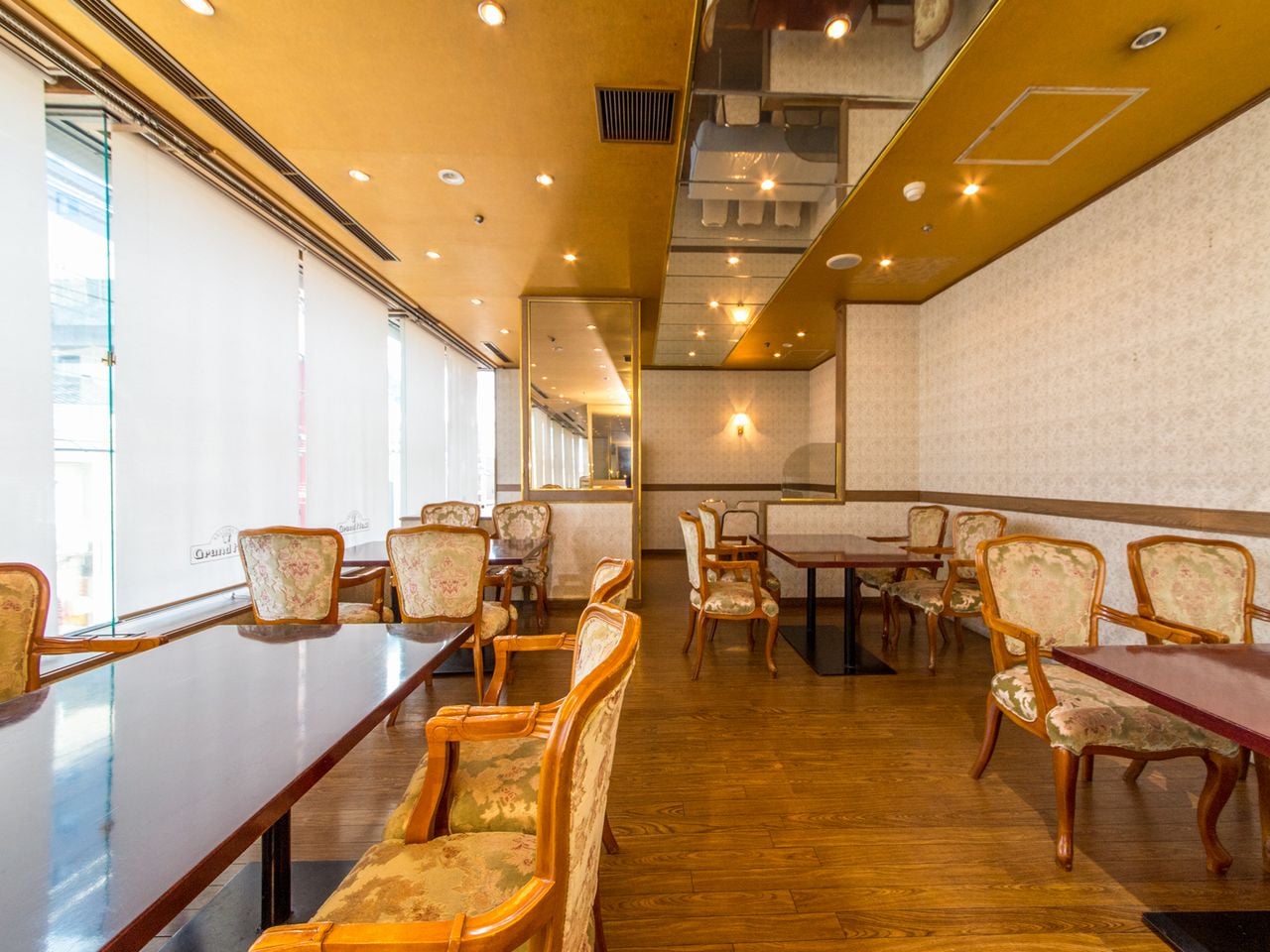 「グランドホスト」店内