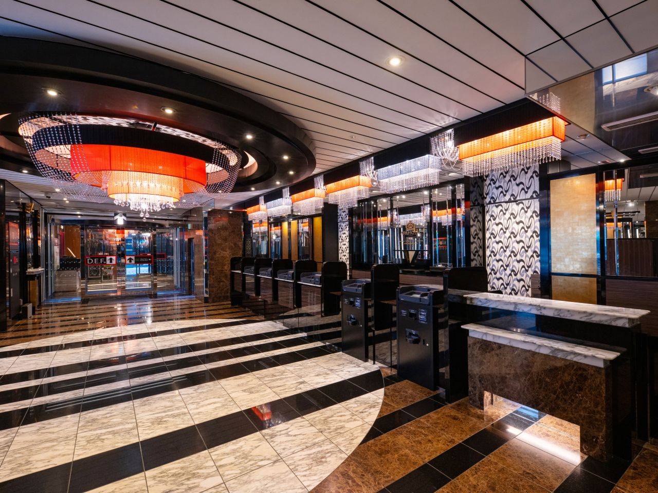 入口はセキュリティのため夜間帯（0：00～6：00）はルームキーでの開錠が必要です。チェックインのお客様はインターホンでスタッフをお呼びくださいませ。