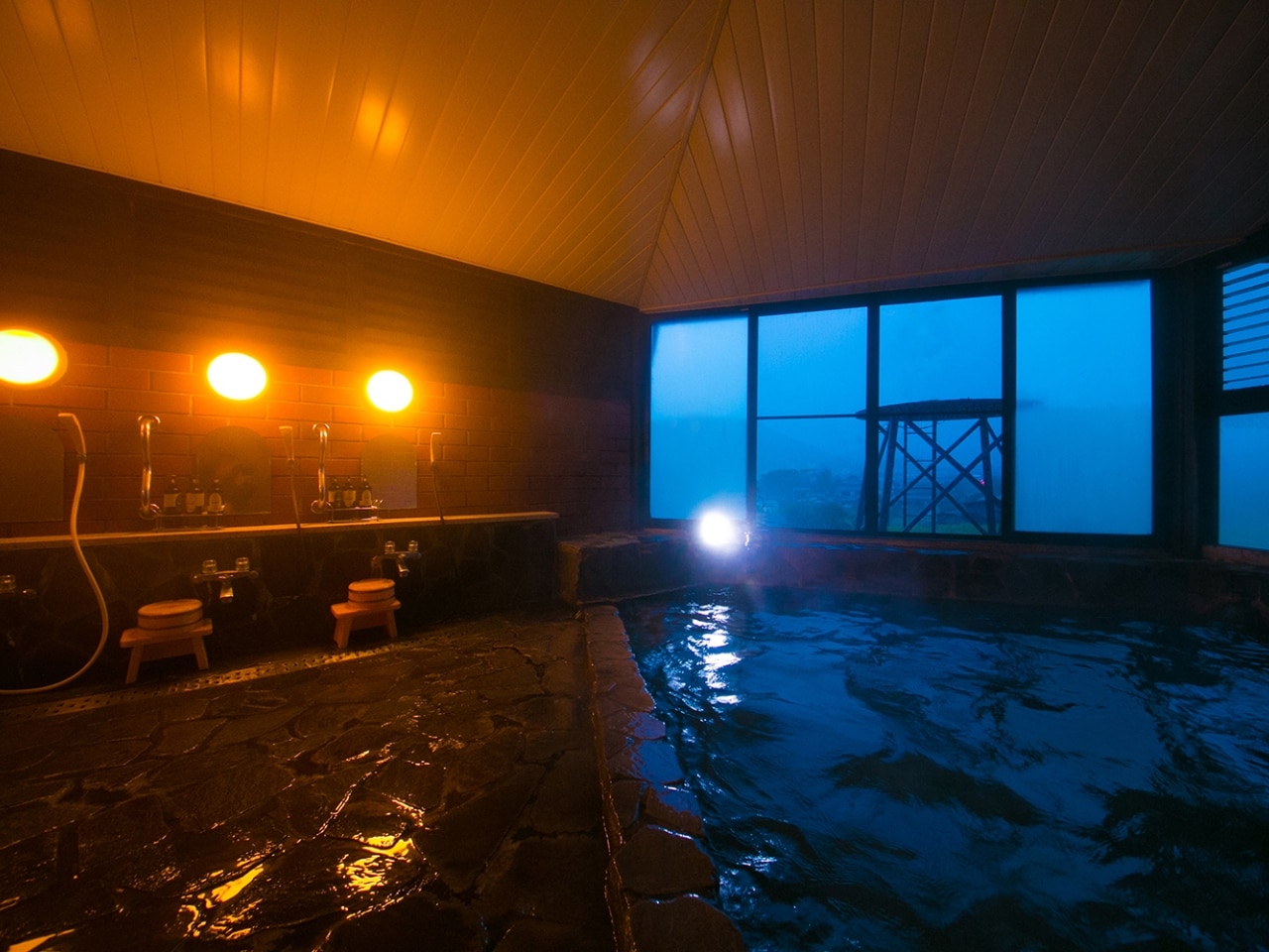 重厚な趣のレンガ造りの大浴場