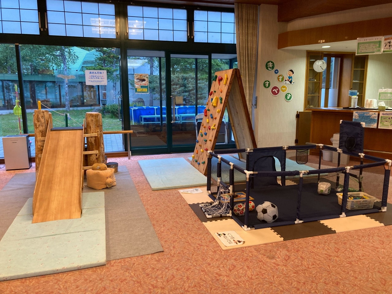ロビーには遊び場もございますのでお子様でも退屈せずお楽しみいただけます。