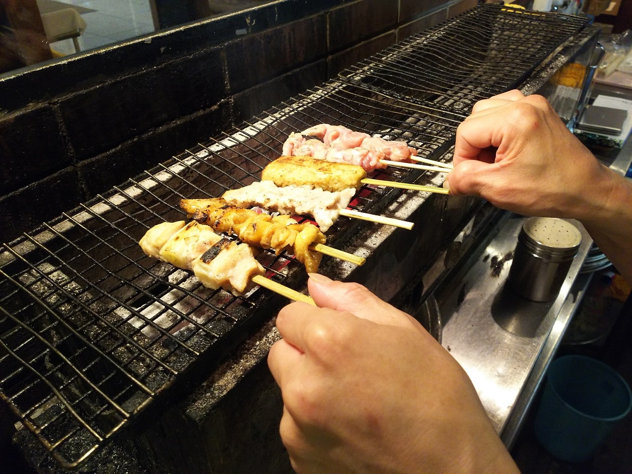 とり膳では炭火で鶏を焼いてます。 カウンター席で料理人との会話を楽しんで下さい。