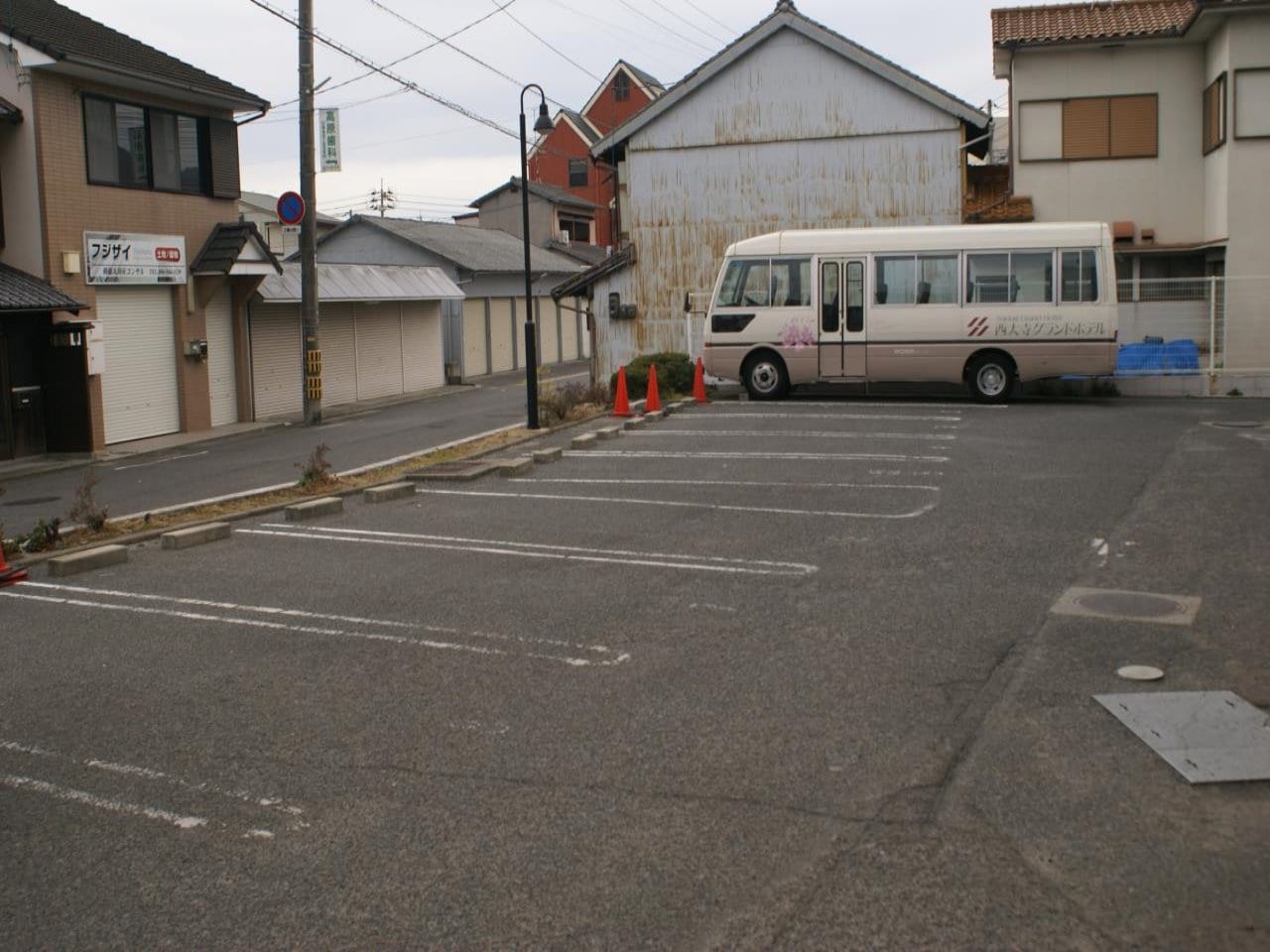 車でも安心の「無料駐車場」