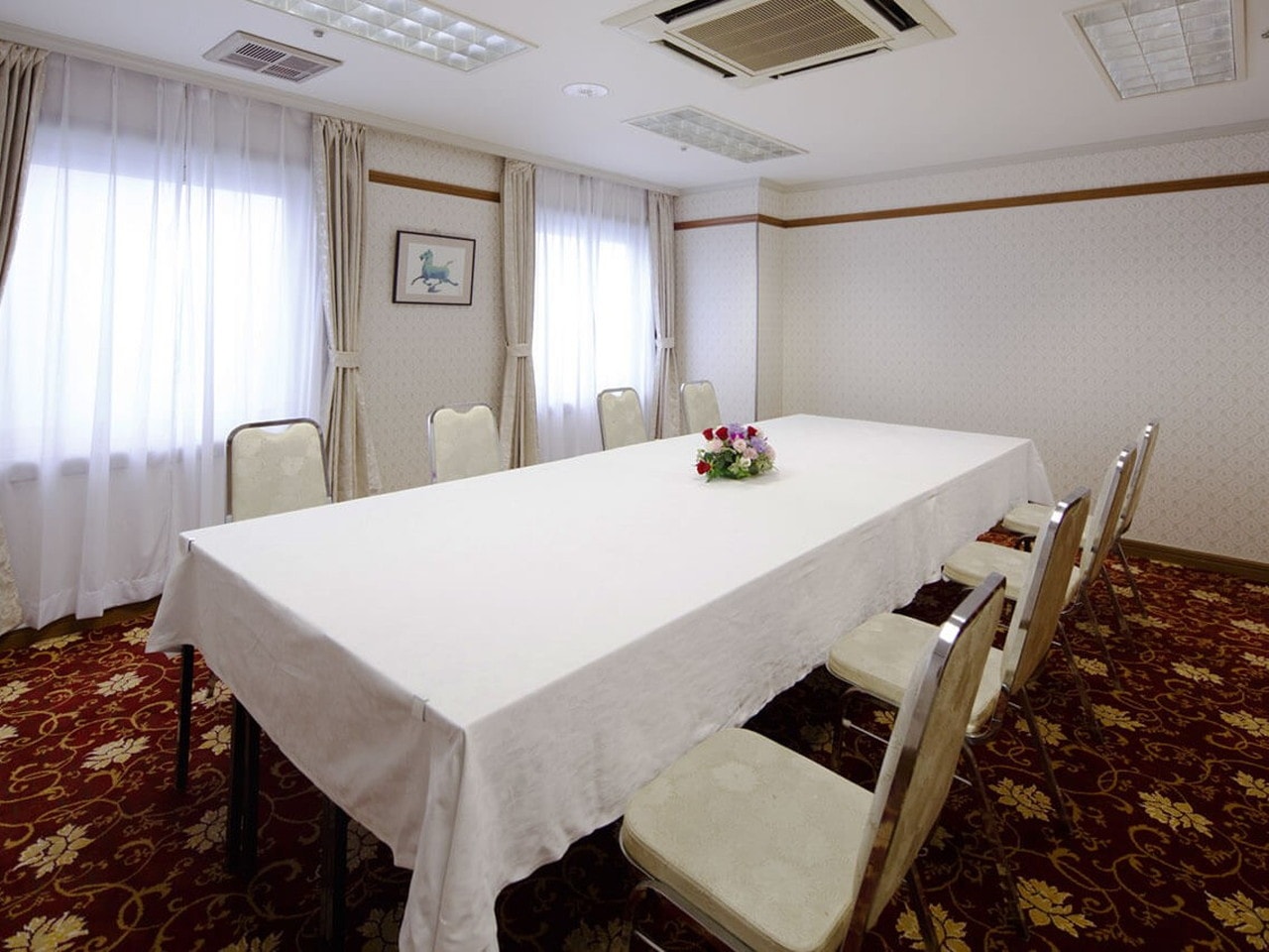 会議室「桜の間」少人数の会議やご宴会等にお使いいただけます。