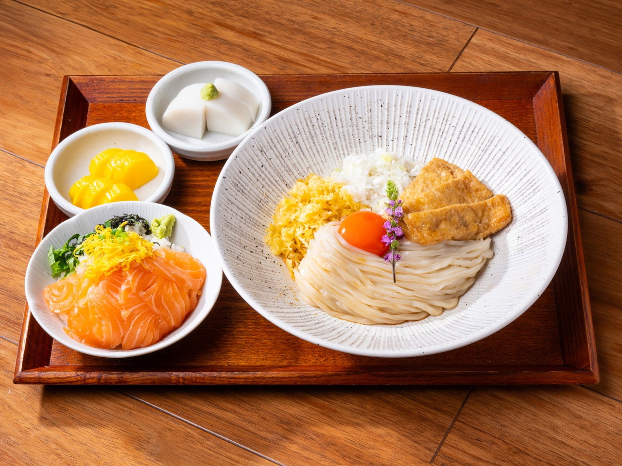 うどんセット【うどん(温又は冷)、「山幸」のミニネギトロ丼又はミニサーモン丼】