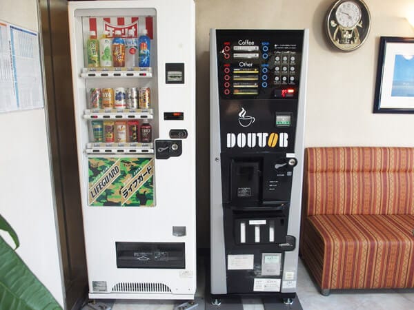 自動販売機とカップコーヒーマシン