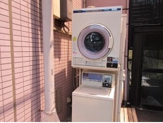 洗濯機1回200円　乾燥機60分100円