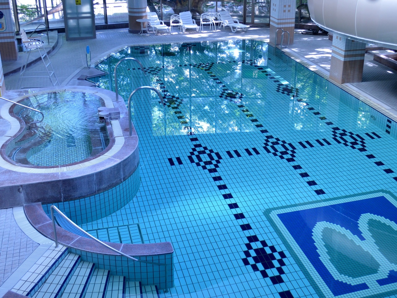 本格的な20m温水プール完備（冬季休業あり）