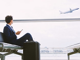 出張時の飛行機の航空券の手配方法は？