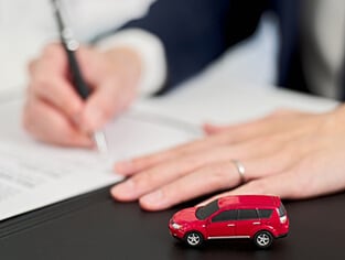 出張で使うレンタカーの勘定科目は？