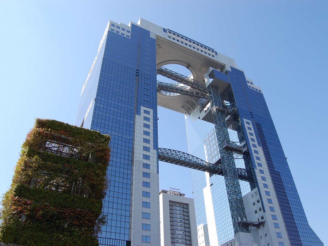 梅田スカイビル空中庭園展望台　©(公財)大阪観光局画像