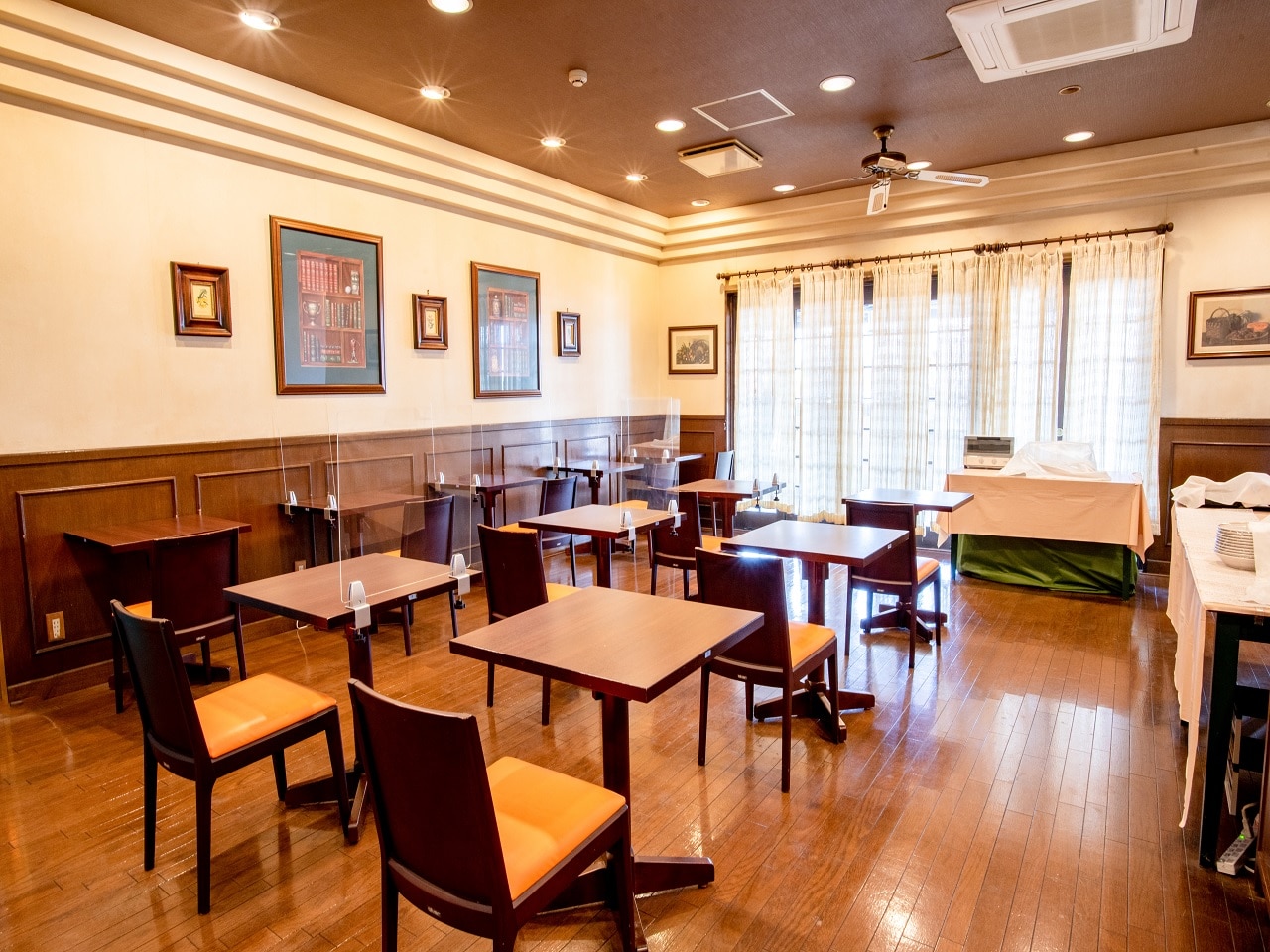 朝食会場