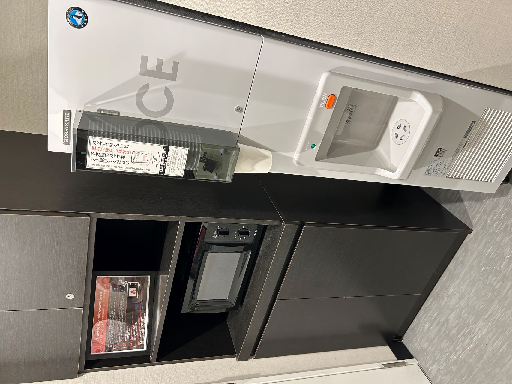 2階に製氷機・電子レンジをご用意しております