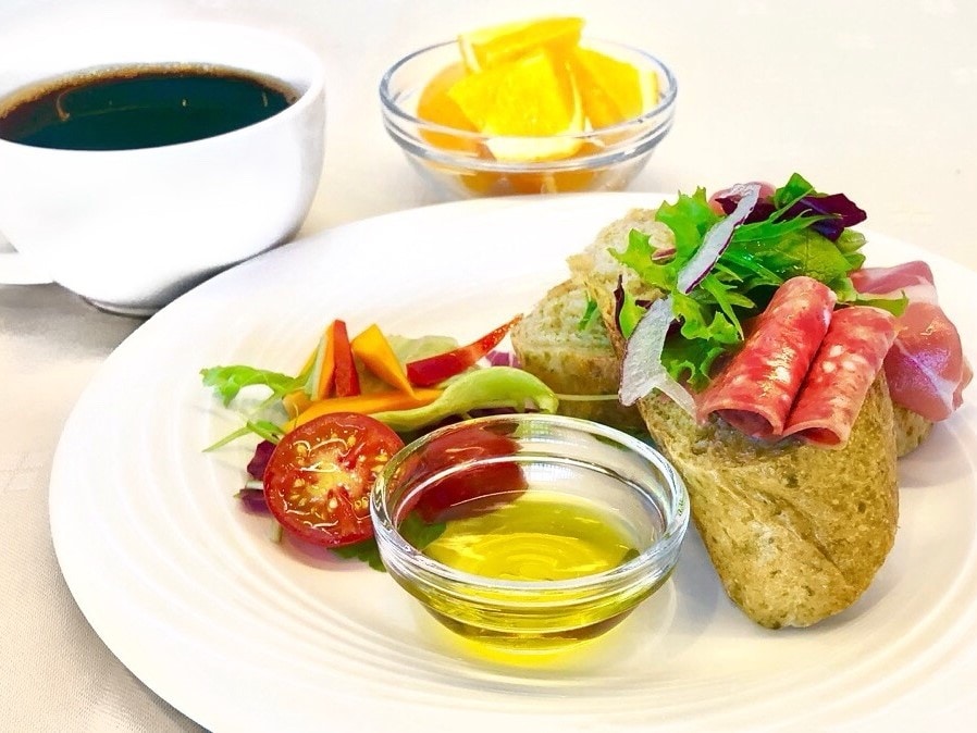あおさバケットに生野菜とソフトサラミをトッピング