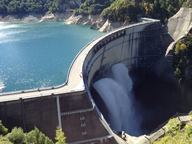 黒部ダムの放水